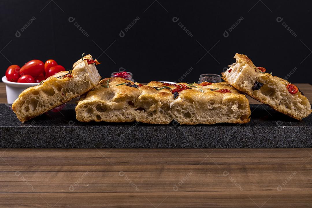 Fotos Tradicional italiana Focaccia com tomate cereja, azeitonas pretas e alecrim