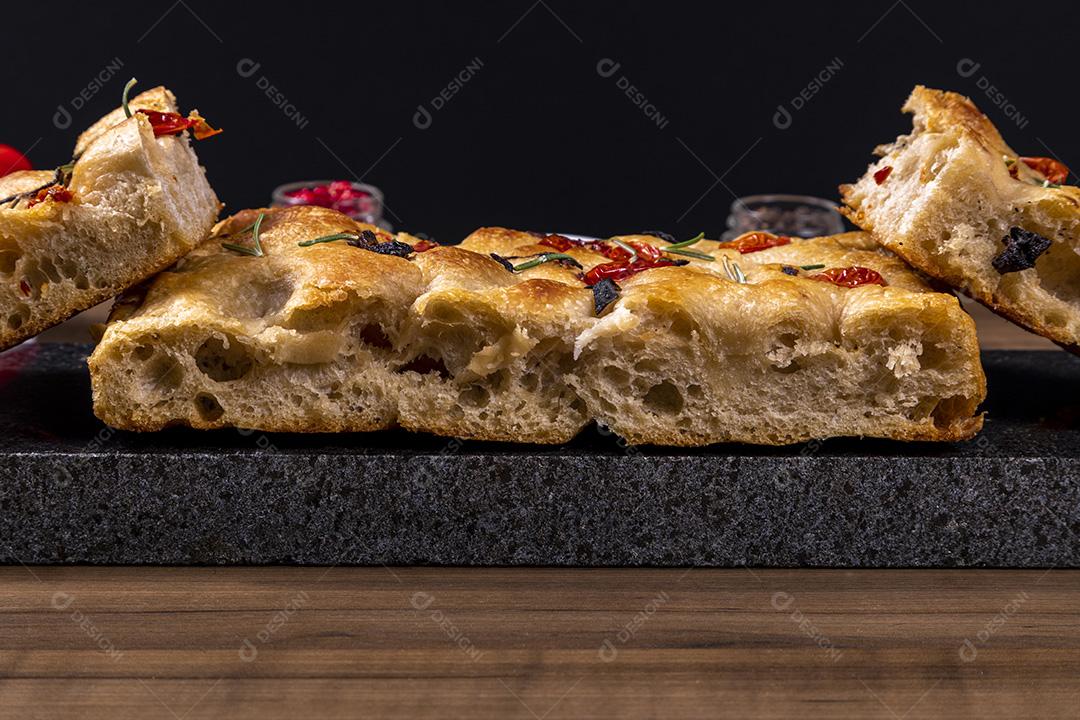 Fotos Tradicional italiana Focaccia com tomate cereja, azeitonas pretas e alecrim