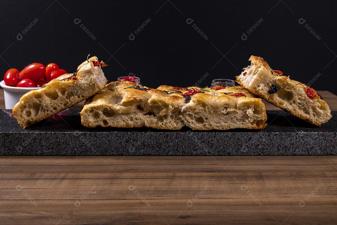 Fotos Tradicional italiana Focaccia com tomate cereja, azeitonas pretas e alecrim