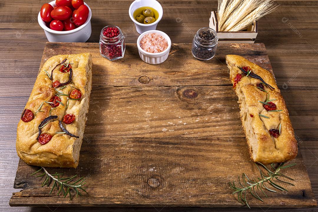 Fotos Tradicional italiana Focaccia com tomate cereja, azeitonas pretas e alecrim