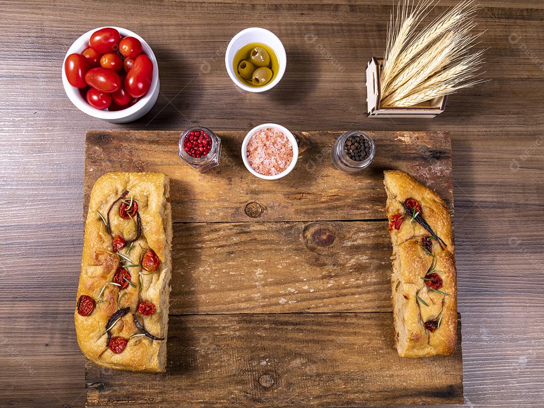 Fotos Tradicional italiana Focaccia com tomate cereja, azeitonas pretas e alecrim