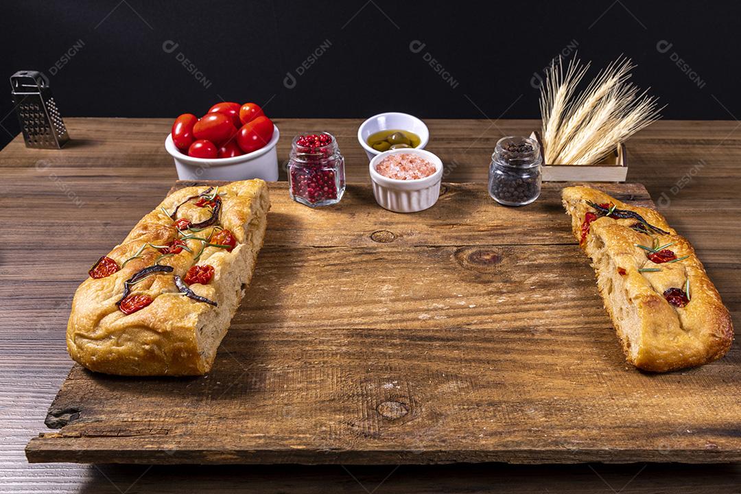 Fotos Tradicional italiana Focaccia com tomate cereja, azeitonas pretas e alecrim