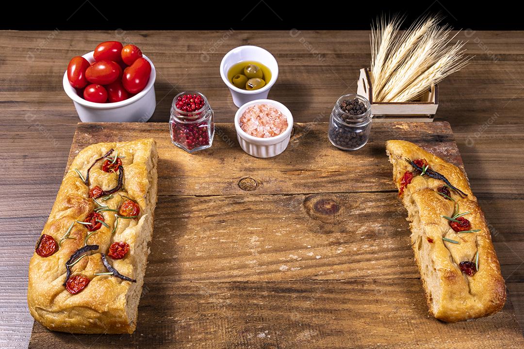 Fotos Tradicional italiana Focaccia com tomate cereja, azeitonas pretas e alecrim