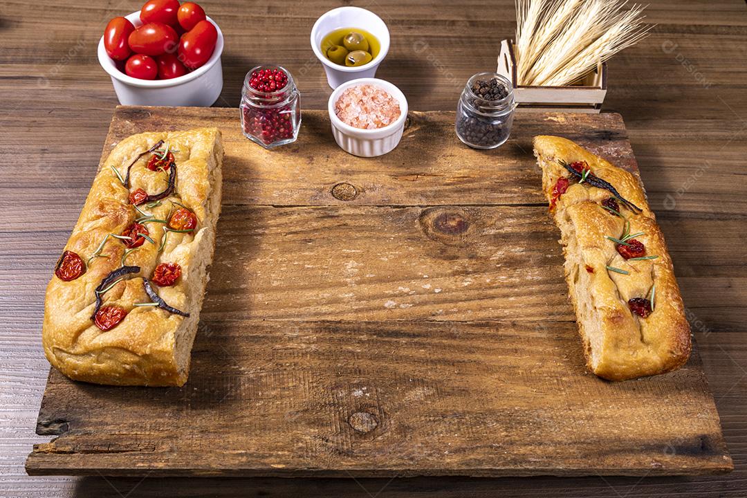 Fotos Tradicional italiana Focaccia com tomate cereja, azeitonas pretas e alecrim