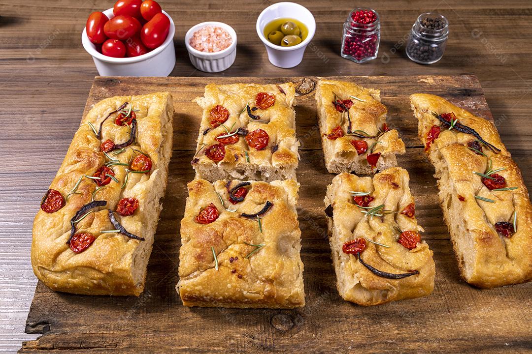 Fotos Tradicional italiana Focaccia com tomate cereja, azeitonas pretas e alecrim