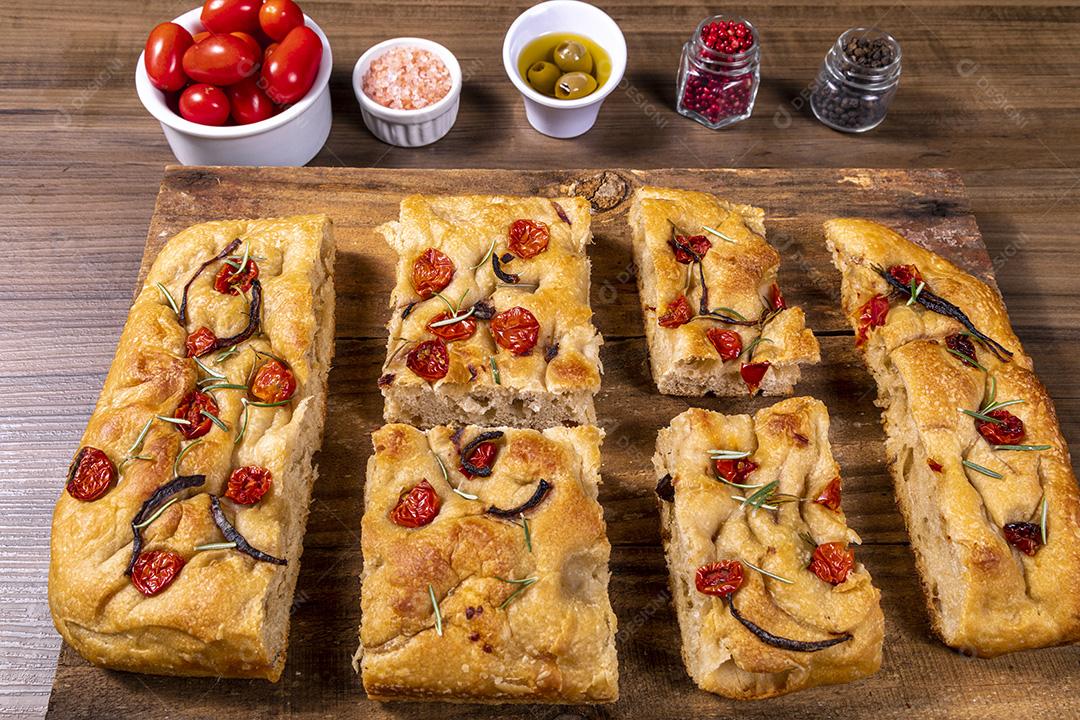 Fotos Tradicional italiana Focaccia com tomate cereja, azeitonas pretas e alecrim
