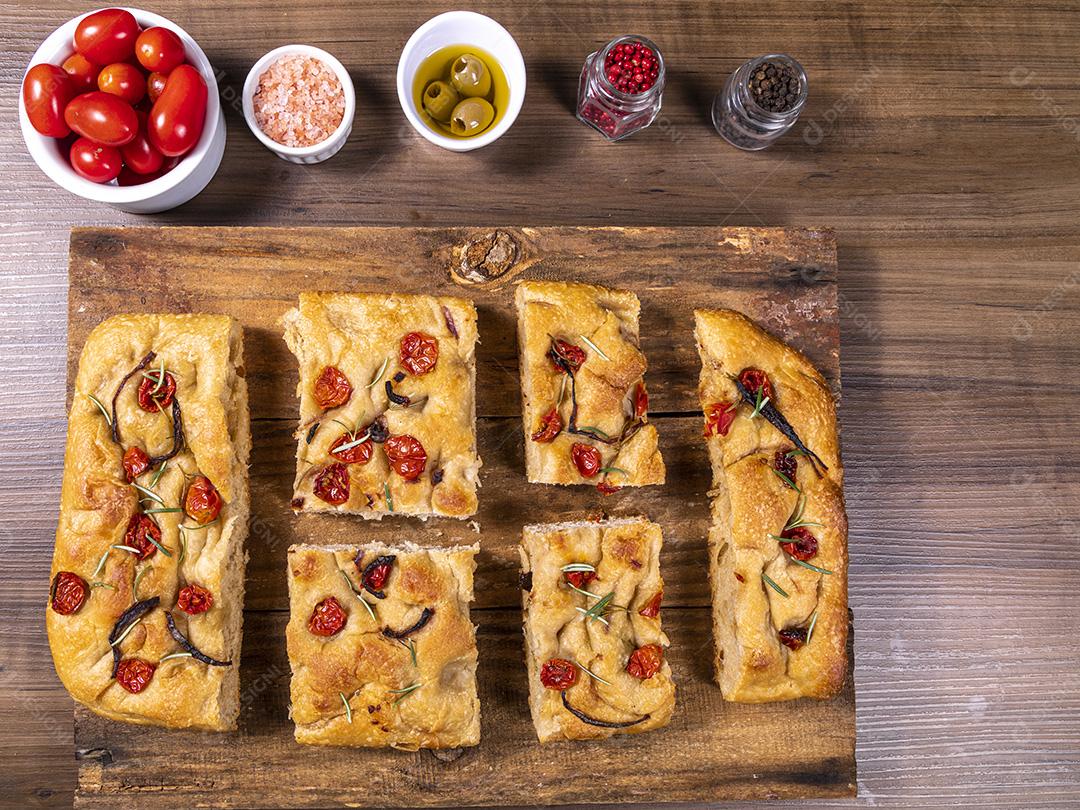 Fotos Tradicional italiana Focaccia com tomate cereja, azeitonas pretas e alecrim