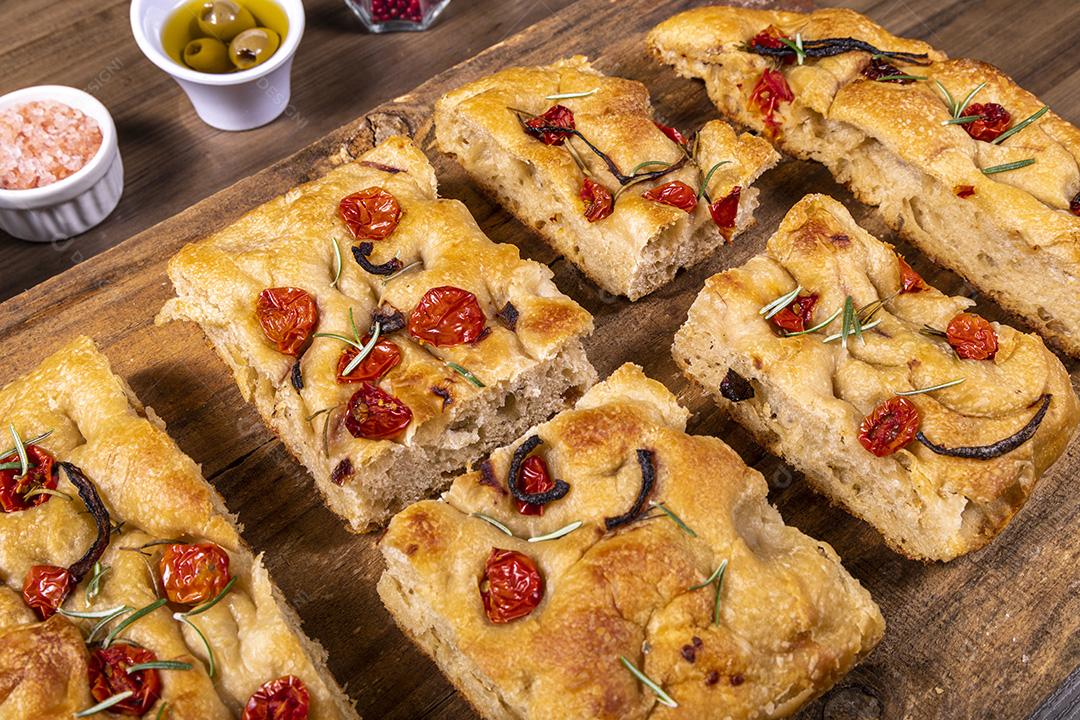 Fotos Tradicional italiana Focaccia com tomate cereja, azeitonas pretas e alecrim