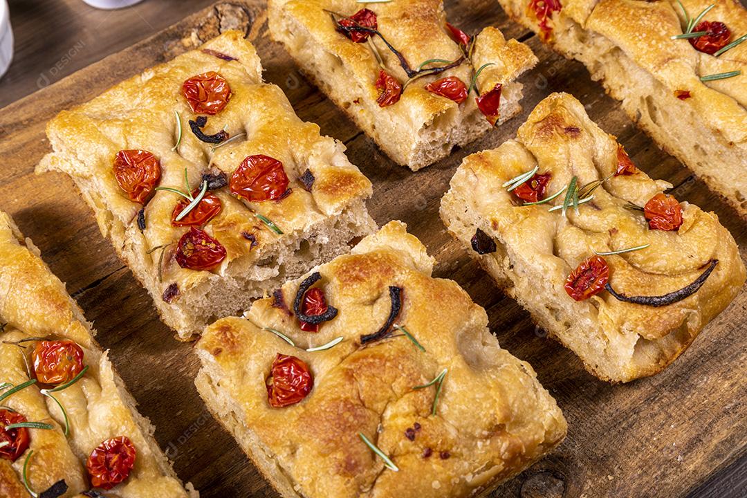 Fotos Tradicional italiana Focaccia com tomate cereja, azeitonas pretas e alecrim