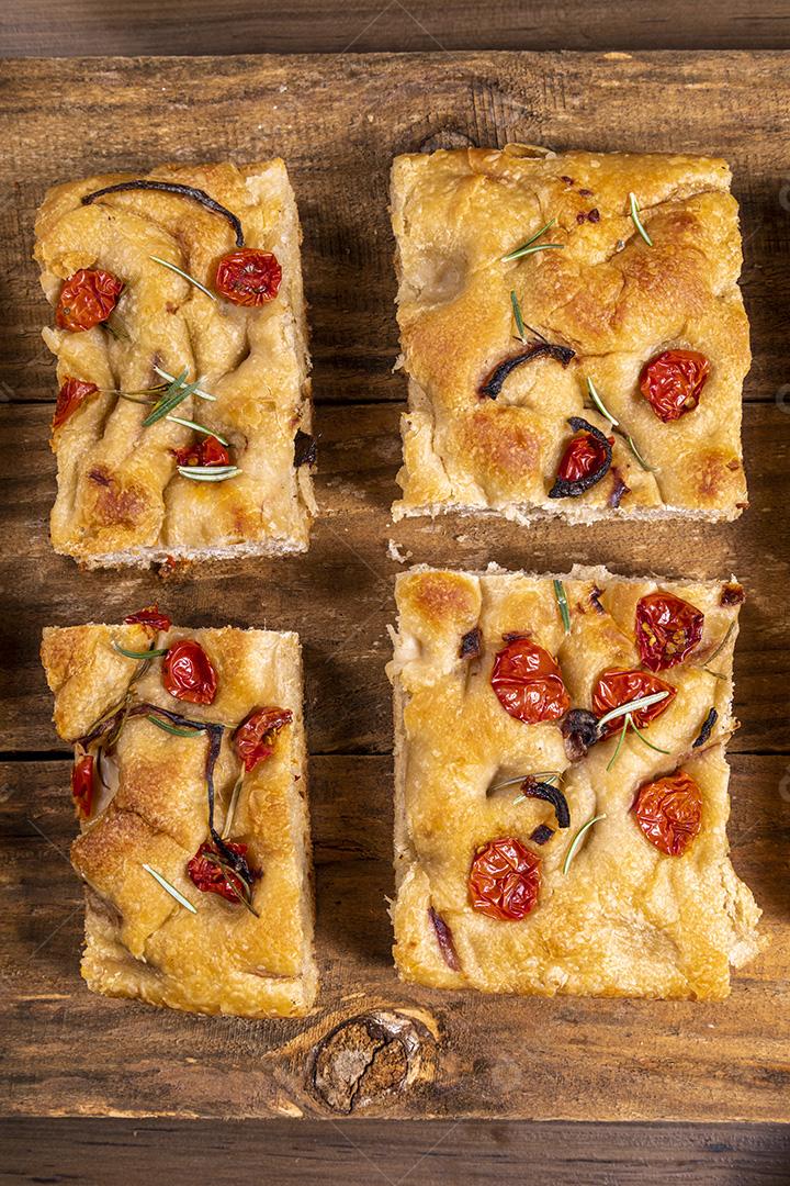 Fotos Tradicional italiana Focaccia com tomate cereja, azeitonas pretas e alecrim