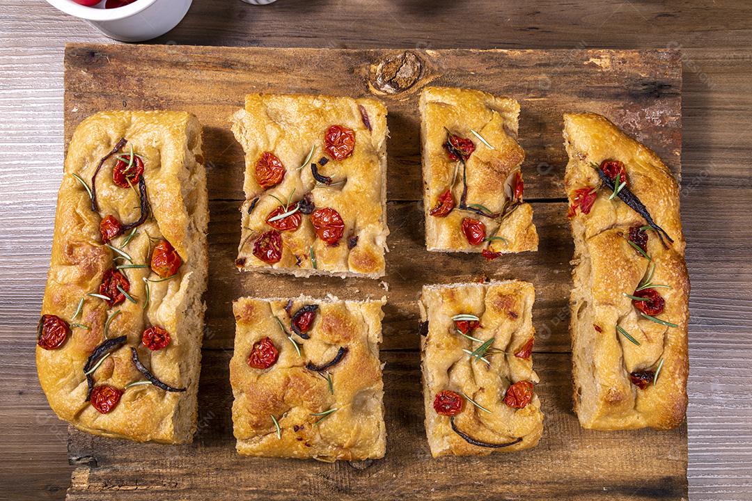 Fotos Tradicional italiana Focaccia com tomate cereja, azeitonas pretas e alecrim