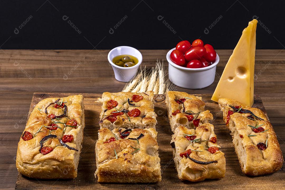 Fotos Tradicional italiana Focaccia com tomate cereja, azeitonas pretas e alecrim