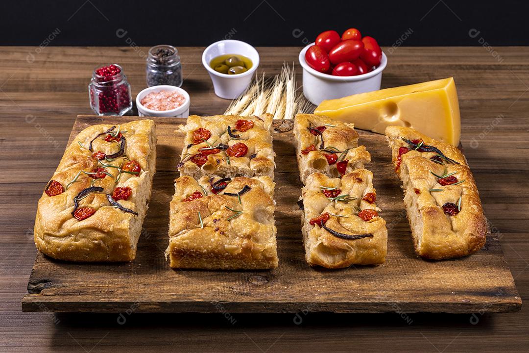 Fotos Tradicional italiana Focaccia com tomate cereja, azeitonas pretas e alecrim