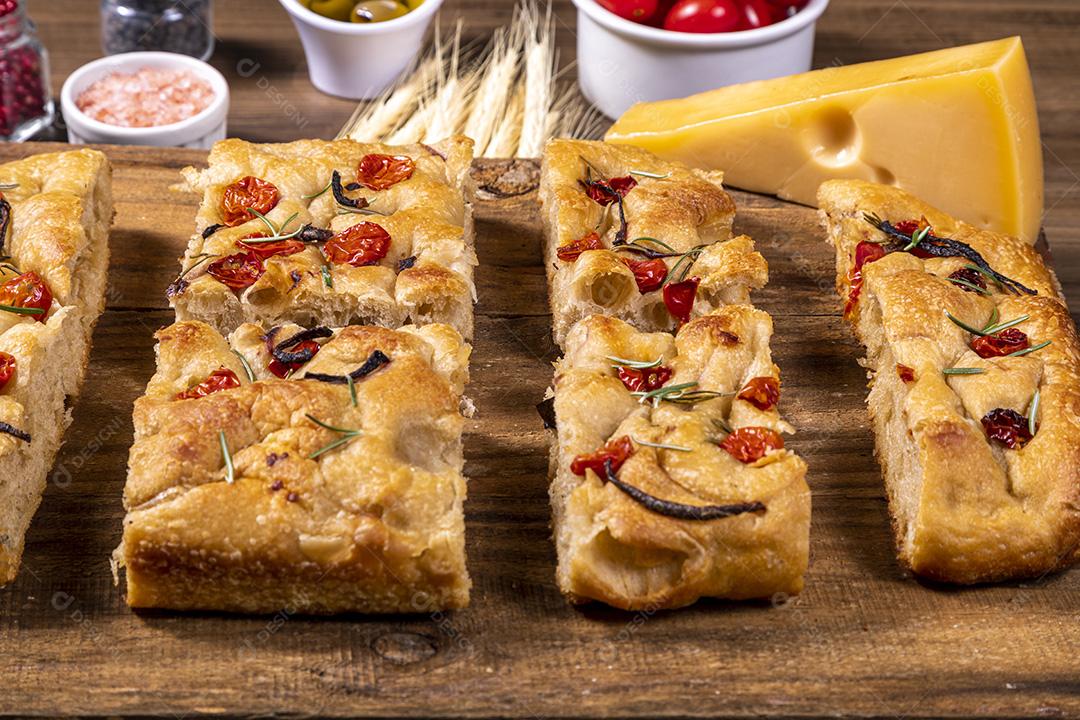 Fotos Tradicional italiana Focaccia com tomate cereja, azeitonas pretas e alecrim