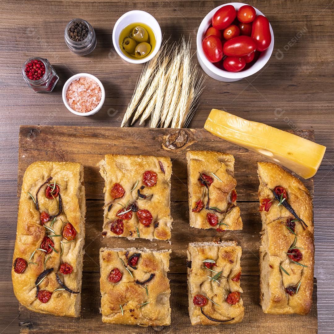 Fotos Tradicional italiana Focaccia com tomate cereja, azeitonas pretas e alecrim