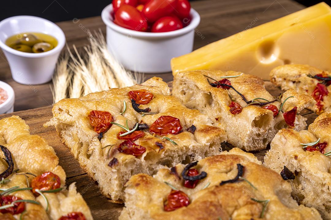 Fotos Tradicional italiana Focaccia com tomate cereja, azeitonas pretas e alecrim