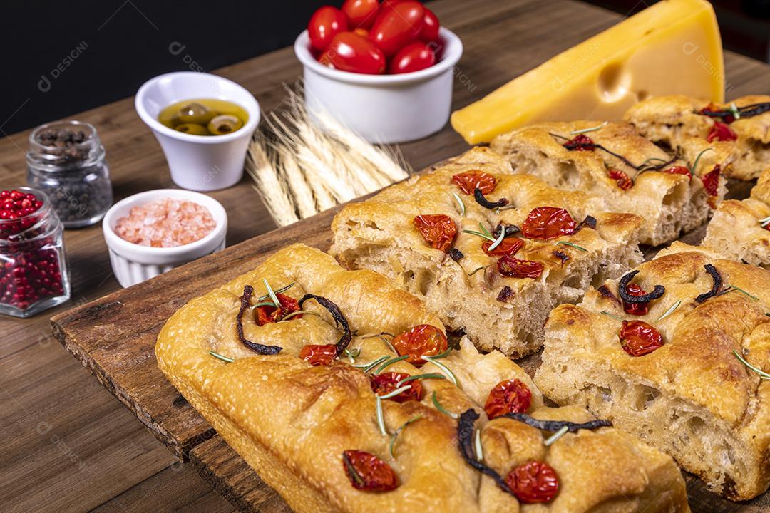 Fotos Tradicional italiana Focaccia com tomate cereja, azeitonas pretas e alecrim