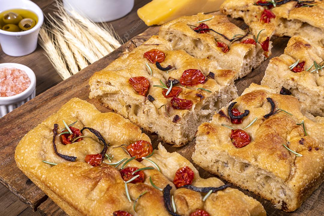 Fotos Tradicional italiana Focaccia com tomate cereja, azeitonas pretas e alecrim