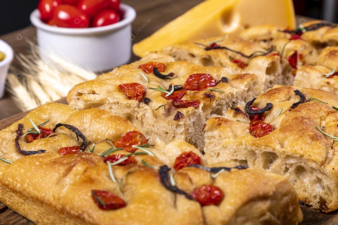 Fotos Tradicional italiana Focaccia com tomate cereja, azeitonas pretas e alecrim