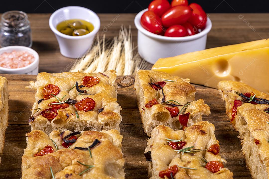 Fotos Tradicional italiana Focaccia com tomate cereja, azeitonas pretas e alecrim