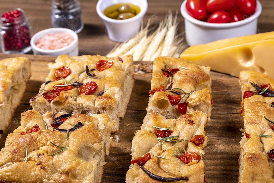Fotos Tradicional italiana Focaccia com tomate cereja, azeitonas pretas e alecrim
