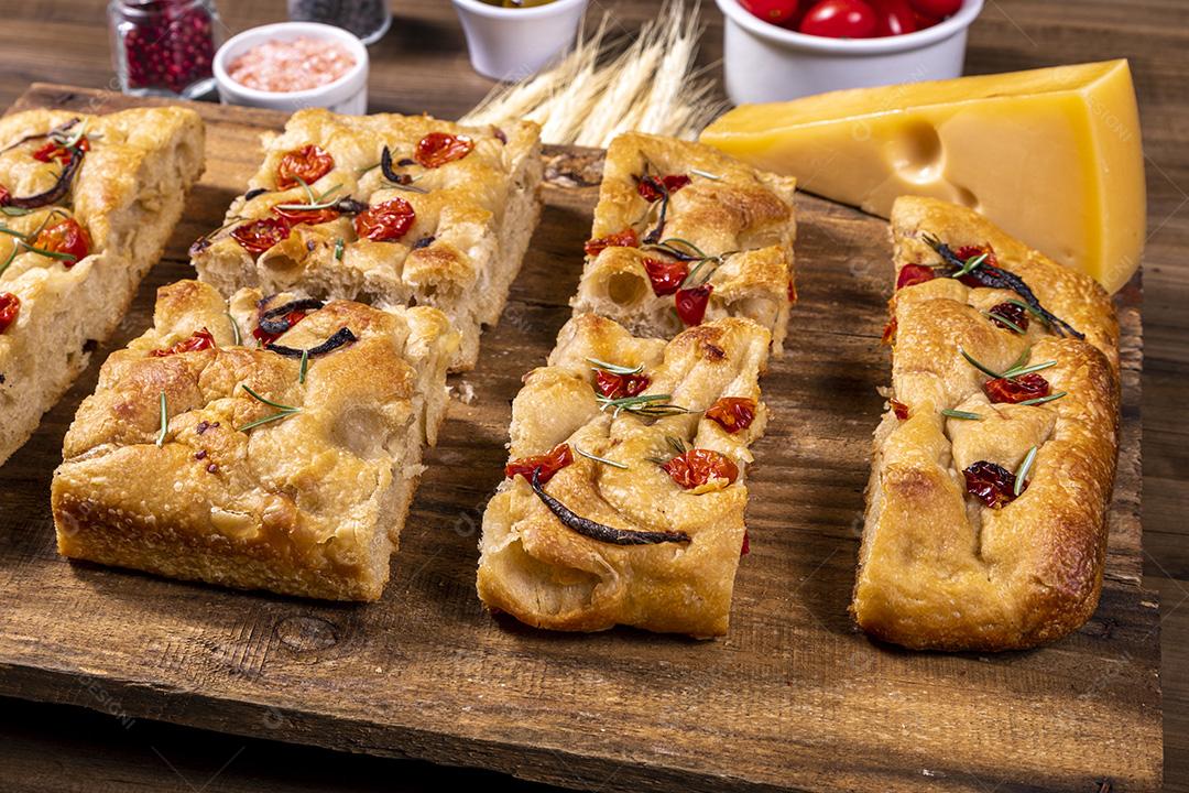 Fotos Tradicional italiana Focaccia com tomate cereja, azeitonas pretas e alecrim