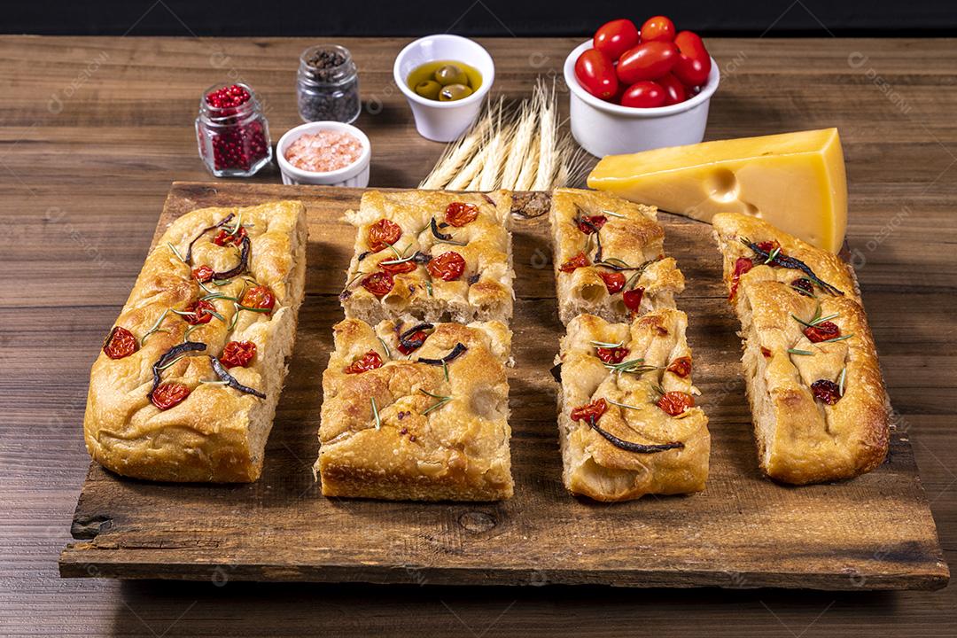 Fotos Tradicional italiana Focaccia com tomate cereja, azeitonas pretas e alecrim