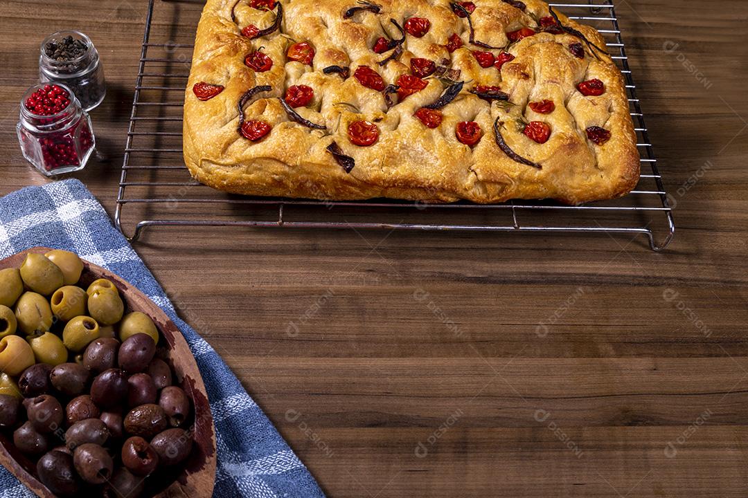 Fotos Tradicional italiana Focaccia com tomate cereja, azeitonas pretas e alecrim