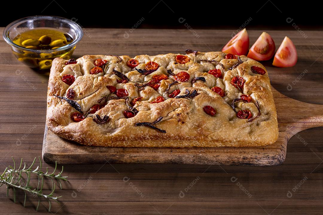 Fotos Tradicional italiana Focaccia com tomate cereja, azeitonas pretas e alecrim