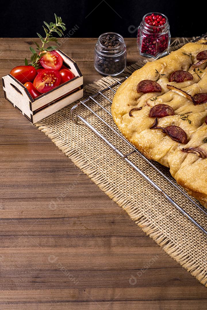 Fotos Tradicional italiana Focaccia com tomate cereja, azeitonas pretas e alecrim