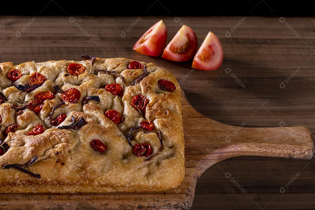 Fotos Tradicional italiana Focaccia com tomate cereja, azeitonas pretas e alecrim