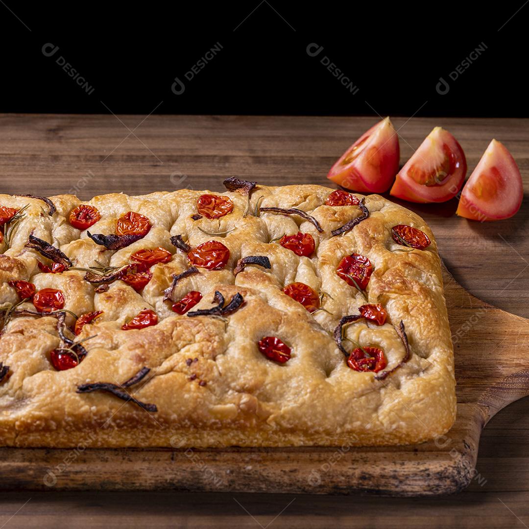 Fotos Tradicional italiana Focaccia com tomate cereja, azeitonas pretas e alecrim