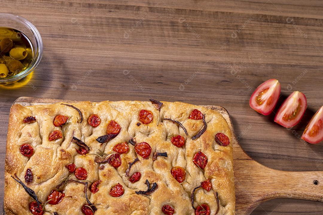 Fotos Tradicional italiana Focaccia com tomate cereja, azeitonas pretas e alecrim