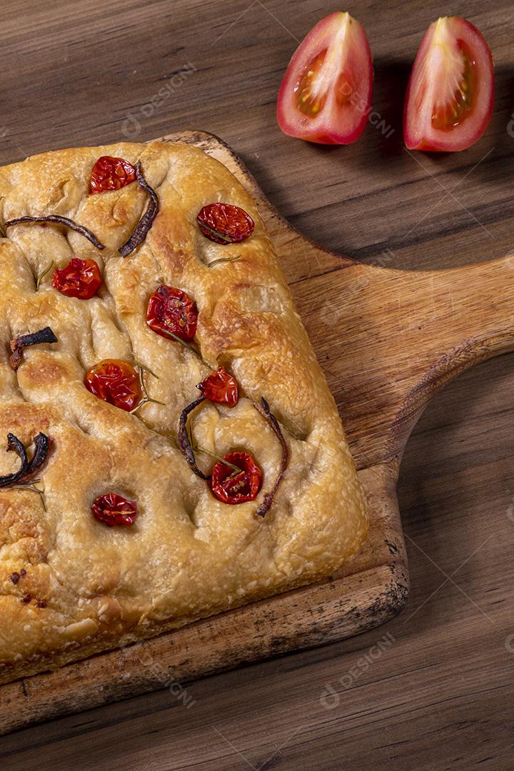 Fotos Tradicional italiana Focaccia com tomate cereja, azeitonas pretas e alecrim