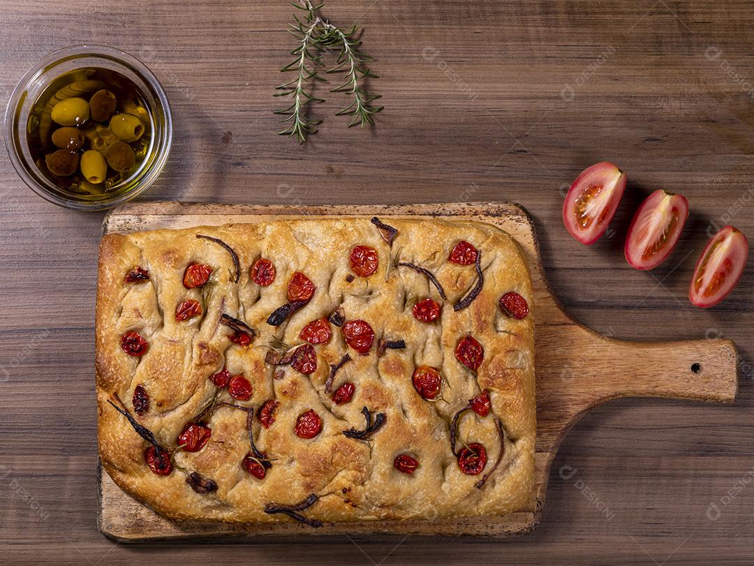Fotos Tradicional italiana Focaccia com tomate cereja, azeitonas pretas e alecrim