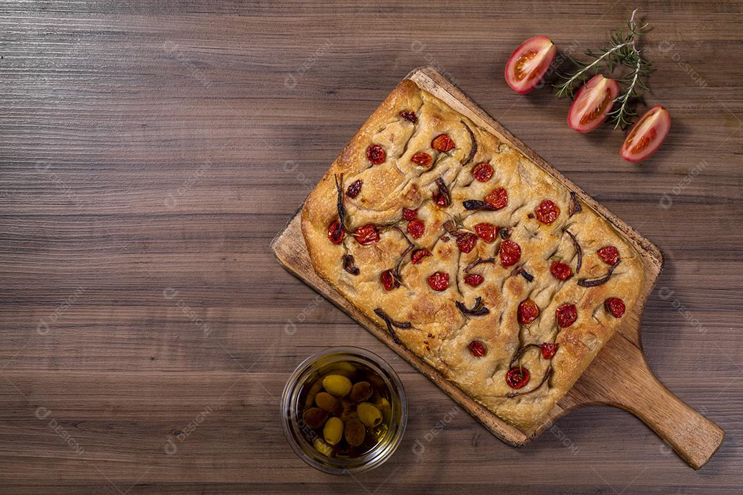 Fotos Tradicional italiana Focaccia com tomate cereja, azeitonas pretas e alecrim