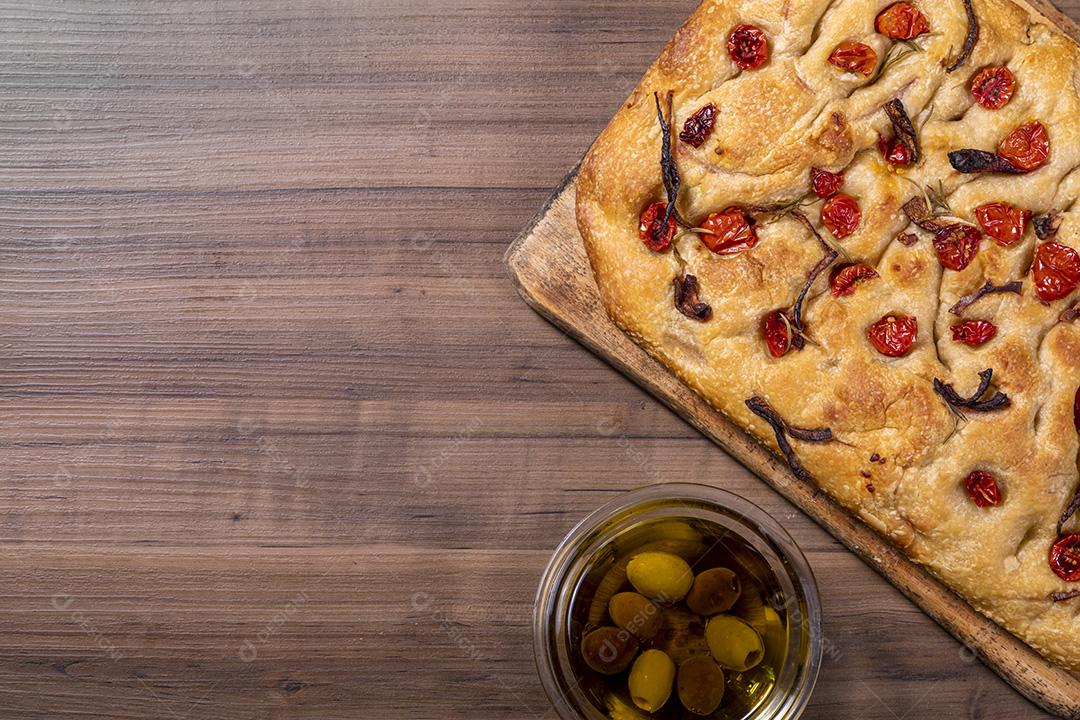 Fotos Tradicional italiana Focaccia com tomate cereja, azeitonas pretas e alecrim