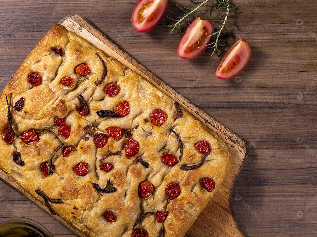 Fotos Tradicional italiana Focaccia com tomate cereja, azeitonas pretas e alecrim