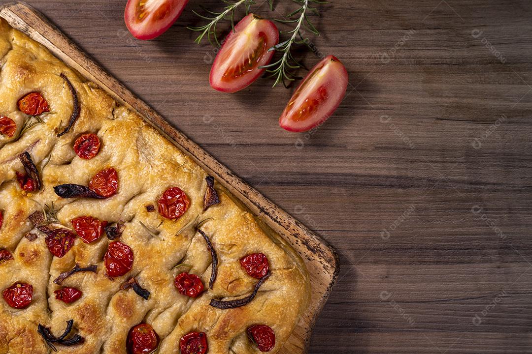 Fotos Tradicional italiana Focaccia com tomate cereja, azeitonas pretas e alecrim