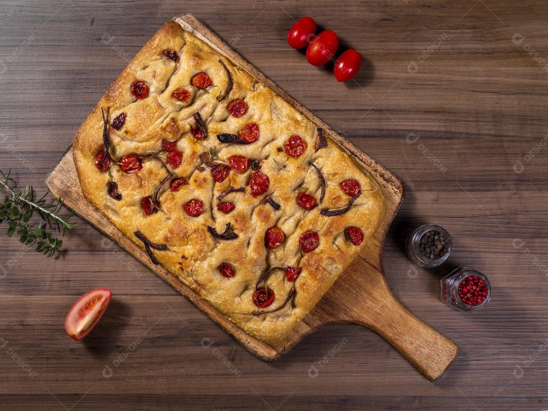 Fotos Tradicional italiana Focaccia com tomate cereja, azeitonas pretas e alecrim