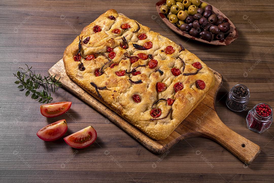 Fotos Tradicional italiana Focaccia com tomate cereja, azeitonas pretas e alecrim