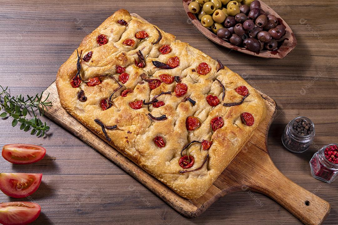 Fotos Tradicional italiana Focaccia com tomate cereja, azeitonas pretas e alecrim