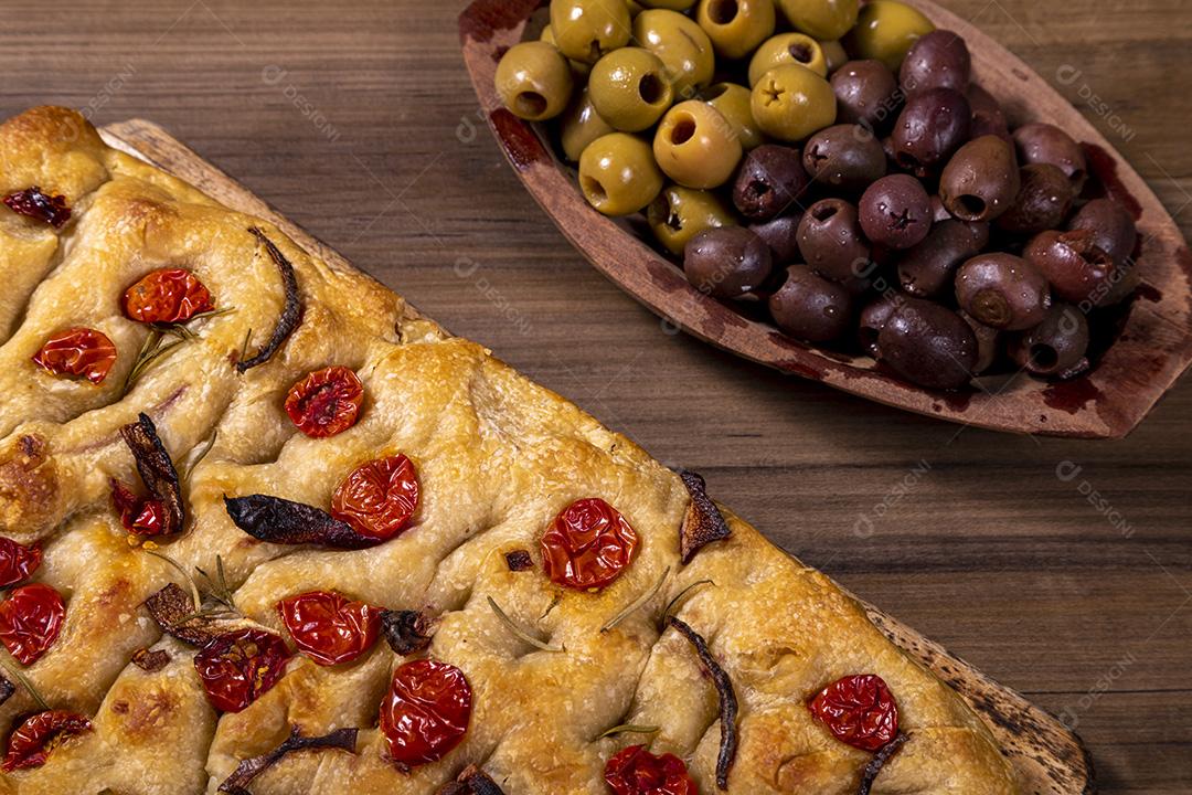 Fotos  Focaccia tradicional italiana com tomate cereja, azeitonas pretas e alecrim
