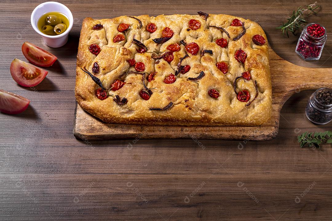 Fotos  Focaccia tradicional italiana com tomate cereja, azeitonas pretas e alecrim