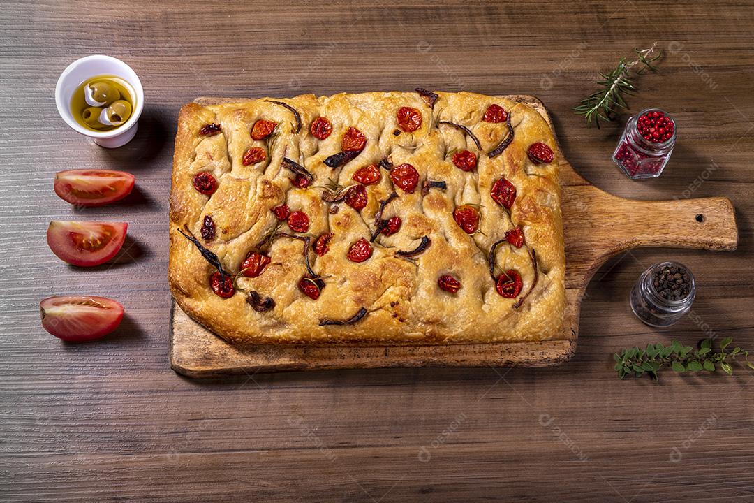 Fotos  Focaccia tradicional italiana com tomate cereja, azeitonas pretas e alecrim