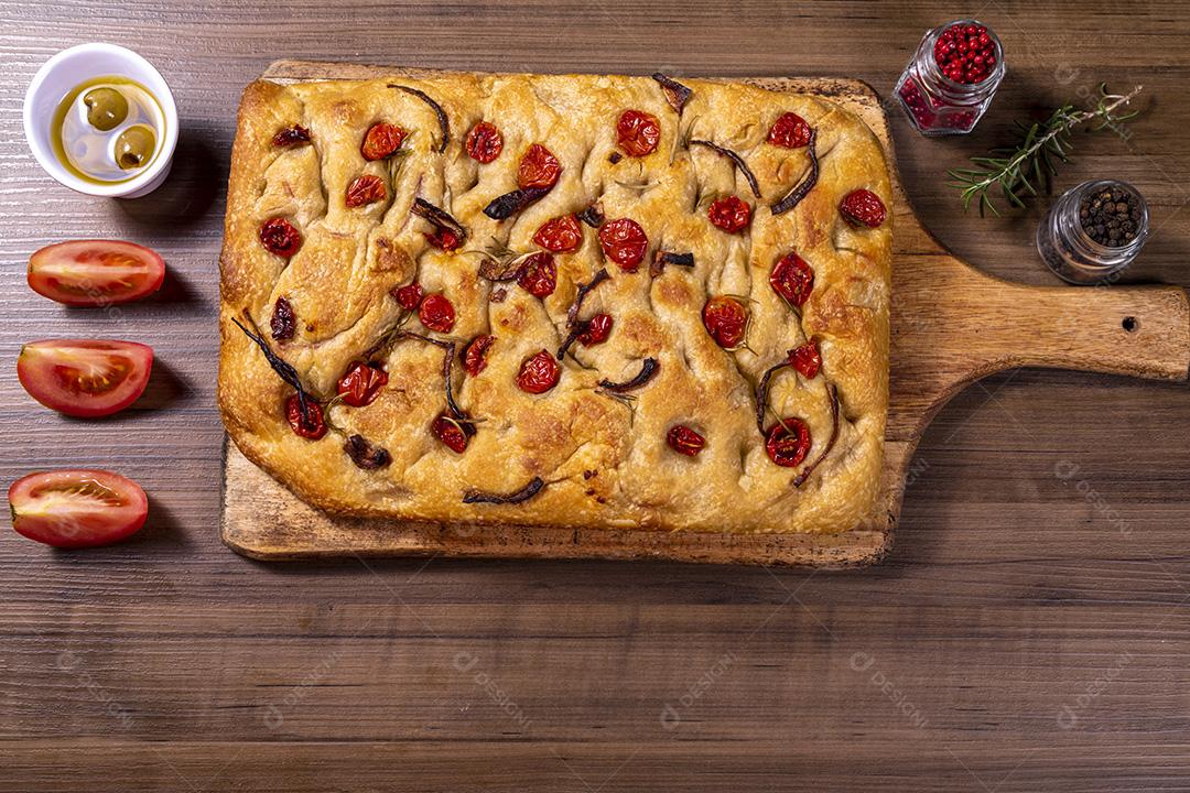 Fotos  Focaccia tradicional italiana com tomate cereja, azeitonas pretas e alecrim