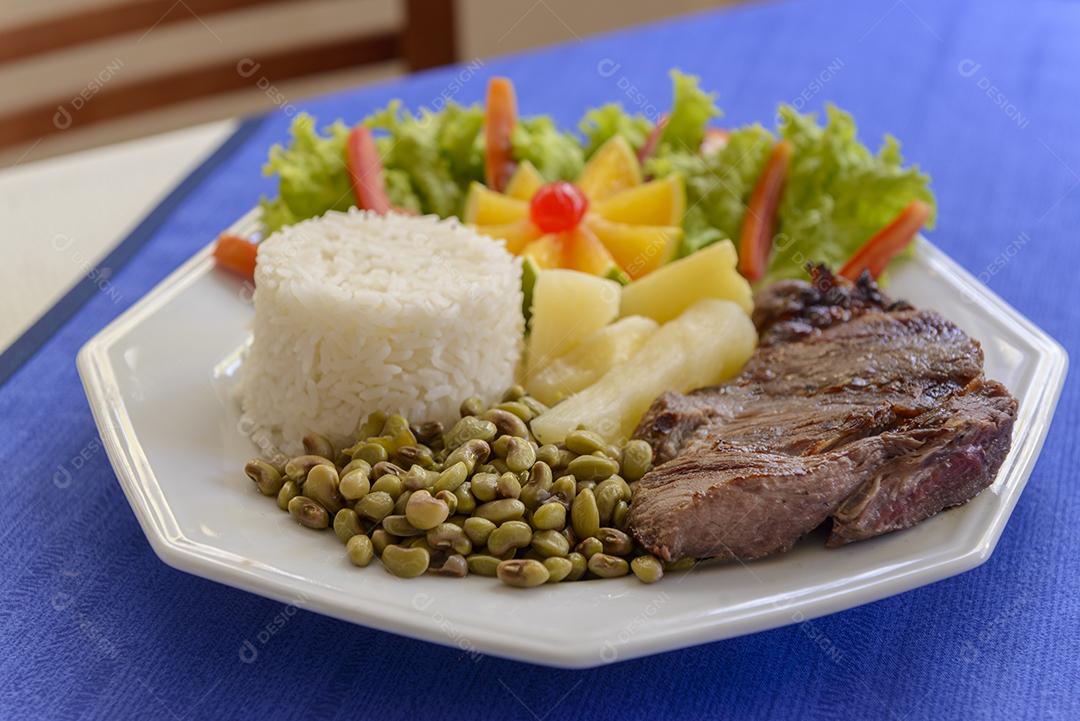 Carne de sol com feijão verde arroz mandioca e salada Imagem JPG