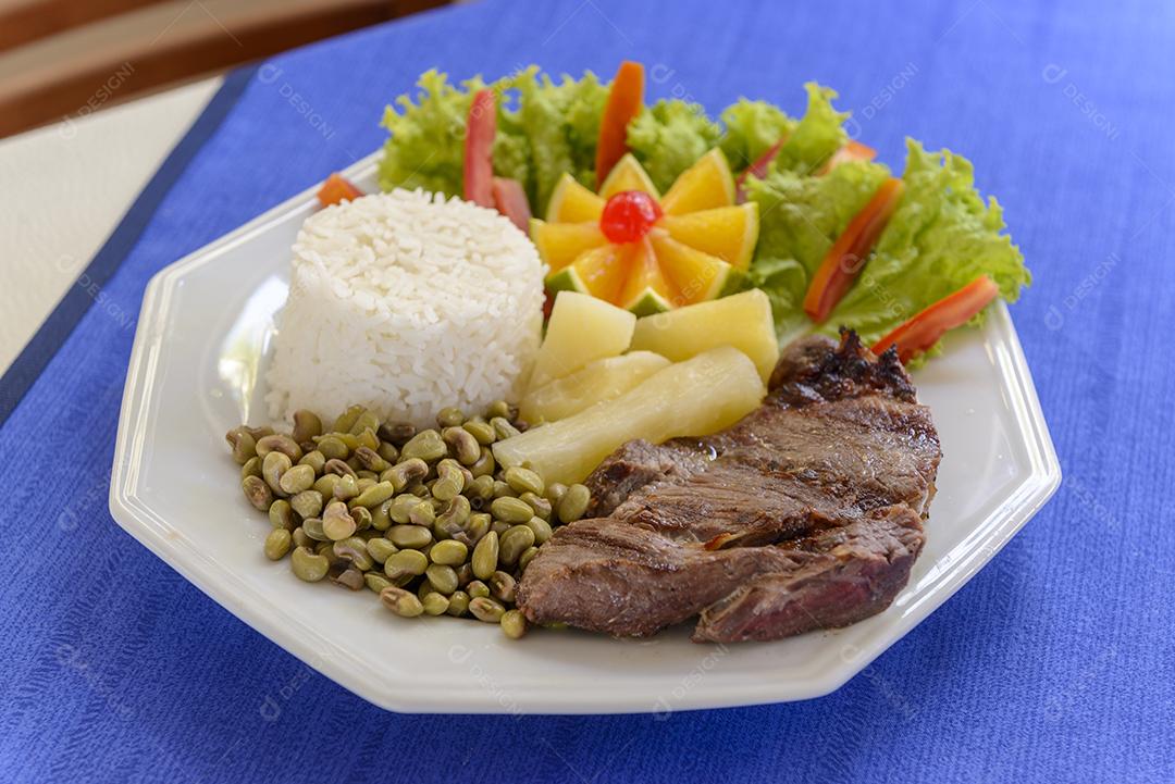 Carne de sol com feijão verde arroz mandioca e salada Imagem JPG