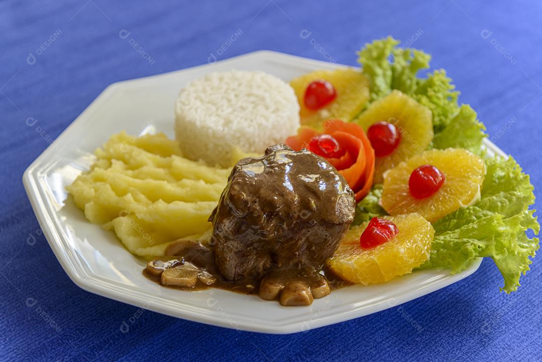 Filé Mignon Ao molho madeira com arroz purê de batata Imagem JPG