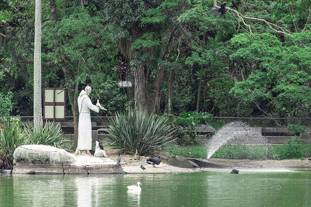 Pato em um lago chafariz estatua Imagem JPG